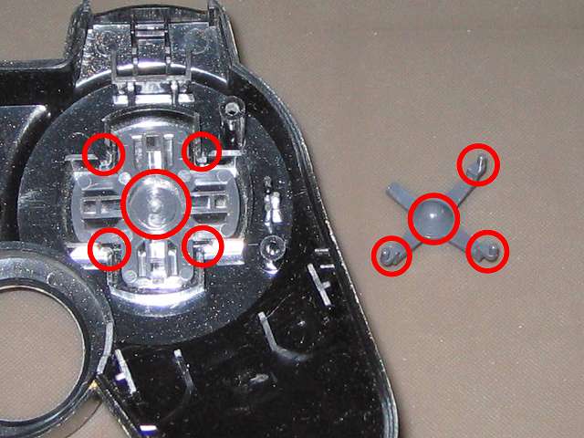 PS2 コントローラー（デュアルショック 2） スプレーを使ってメンテナンス、十字キー（画像左側）と十字キーガイド（画像右側）の接触部分にドライファストルブを噴射