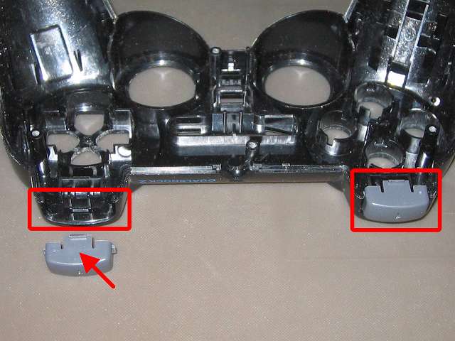 PS2 コントローラー（デュアルショック 2） スプレーを使ってメンテナンス、L1・R1 ボタンと L1・R1 ボタン溝のすれ合う部分にドライファストルブを噴射