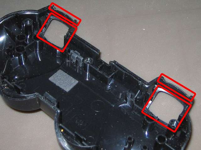 PS3 コントローラー（デュアルショック 3） スプレーを使ってメンテナンス、L1・R1・L2・R2 ボタンとすれ合う溝の部分にドライファストルブを噴射