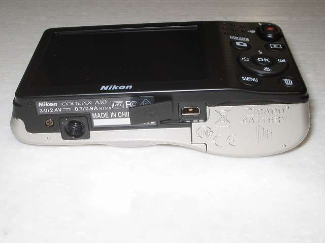 Nikon デジタルカメラ COOLPIX A10 シルバー 底面三脚ネジ穴、端子カバー、USB 端子、電池/SD カードカバー