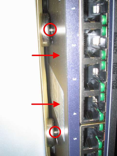 NETGEAR アンマネージプラススイッチ ギガ 8ポート スイッチングハブ 管理機能付 無償永久保証 GS108E-300JPS 本体壁掛け用取り付け穴にオーム電機 フック穴付きタップ用マグネット 超強力タイプ HS-A0166 装着後、マグネットがつく場所に壁掛け、ネジの隙間が大きいためハブ本体の固定が甘い状態