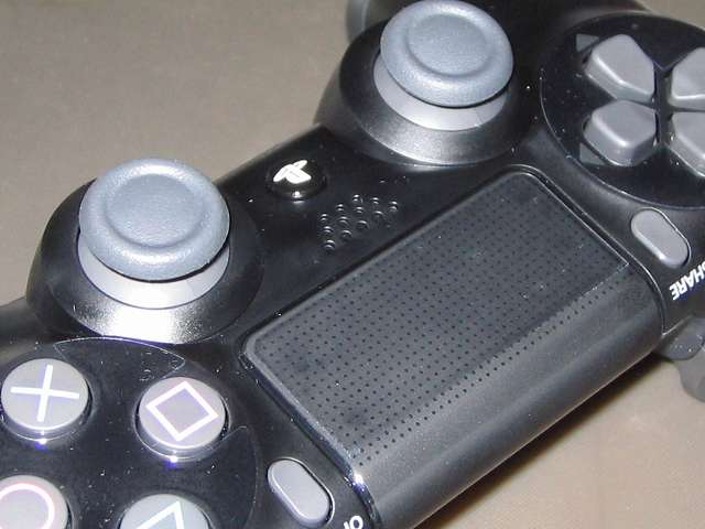 PlayStation 4 用 コントローラー 保護フィルム 防指紋 GAFV-08 タッチパッドに貼り付けた保護フィルム、縦側が短いため上部数ミリ部分は貼り付けられていない
