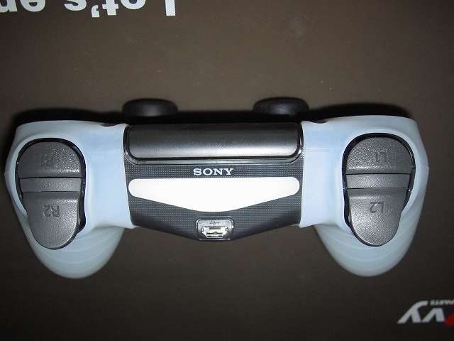 PS4 コントローラー用 ちりばめ シリコン 保護カバー クリアホワイト+FPS PRO スティックカバーx8 シリコンカバー装着後のコントローラートリガーボタン側