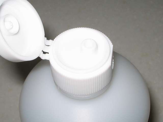 日本薬局方 精製水 ワンタッチキャップ式 500ml 開封、使用後はしっかり密栓して清潔な場所に保管