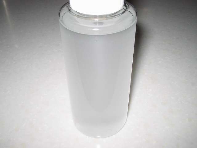精製水・無水エタノール・ハッカ油を入れたスプレーボトルをよく振ると白く濁ったような状態になる