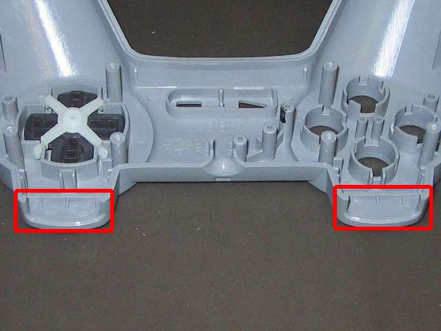 初代 PS コントローラー（デュアルショックなし） スプレーを使ってメンテナンス、プラスチックカバーの L1・R1 ボタン溝の部分にドライファストルブを噴射