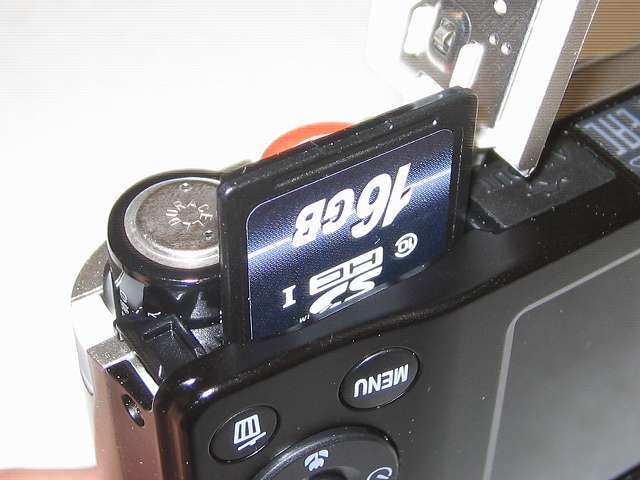 Transcend SDHC カード 16GB Class10 無期限保証 TS16GSDHC10E FFP Nikon デジタルカメラ COOLPIX A10 の電池/SD カードカバーを開き差し込む