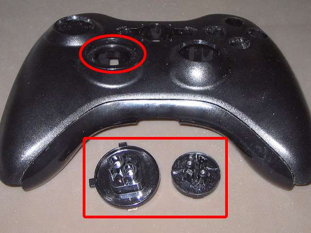 Xbox 360 コントローラー（ブラック） スプレーを使ってメンテナンス、十字キー内側とプラスチックカバーの十字キー取り付け穴にドライファストルブを噴射