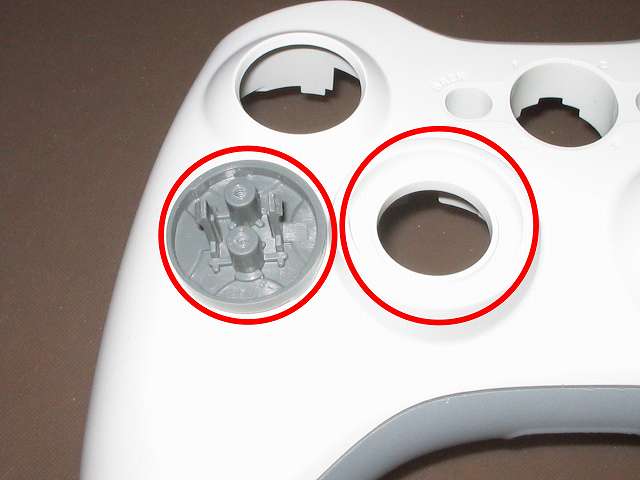Xbox 360 コントローラー（ホワイト） スプレーを使ってメンテナンス、十字キーと十字キー装着穴部分にドライファストルブを噴射