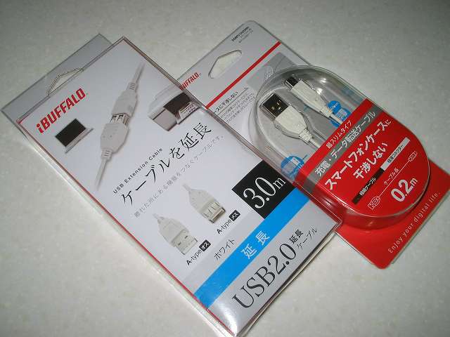 デュアルショック4 用に購入した iBUFFALO USB2.0 延長ケーブル (A to A) ホワイト 3m BSUAA230WH と iBUFFALO USB2.0ケーブル(A to microB) スリムタイプ ホワイト 0.2m BSMPC12U02WH