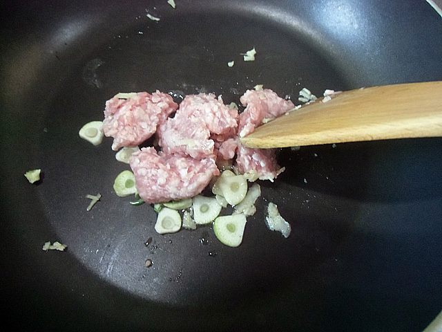 肉とニンニクを炒める