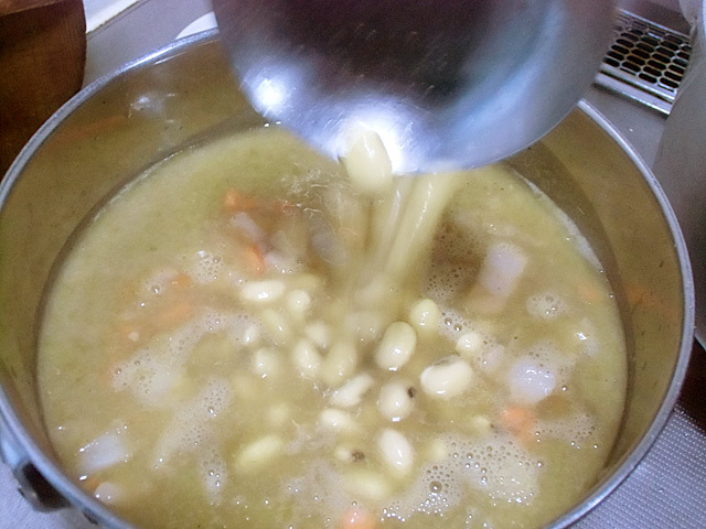 茹で大豆に野菜スープ
