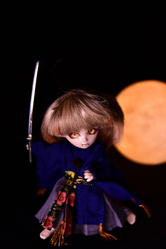 オビツ11ボディ、PARABOXプチフェアリーヘッドをカスタムして作った鬼っ子の朱鷺丸。満月に刀を振りかざす。