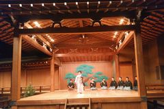 【写真】宝生能楽堂での舞台で舞う“弓八幡”