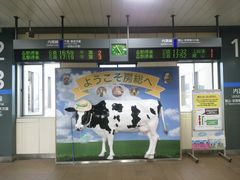 【写真】君津駅改札正面にあるウシのオブジェ
