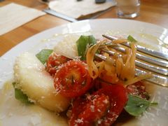 【写真】鴨川産フルーツトマトと桃の冷製生パスタ